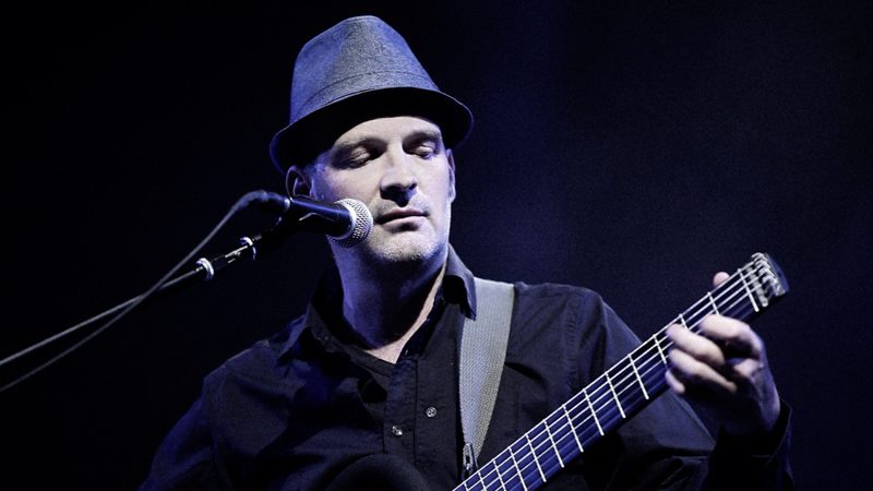 Wolfgang Muthspiel mit Gitarre